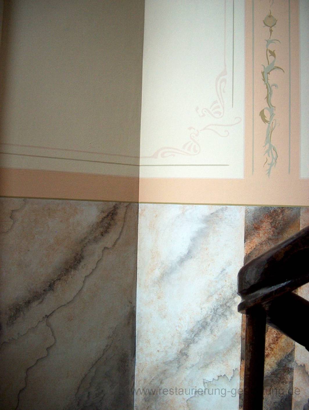 Norbert Schimpf arbeitet als Restaurator für historische Malerei und hat im Treppenhaus Gneisenaustraße eine Musterachse angelegt. Hierzu gehören die vorher ausgeführten Malerarbeiten, eine Wandmalerei und eine Marmorimitation in zwei Farben. Die Marmormalerei wurde  in Bierlasur aufgemalt. Malermeister Schimpf hat zwei Arten einer Marmorierung aufgebracht.